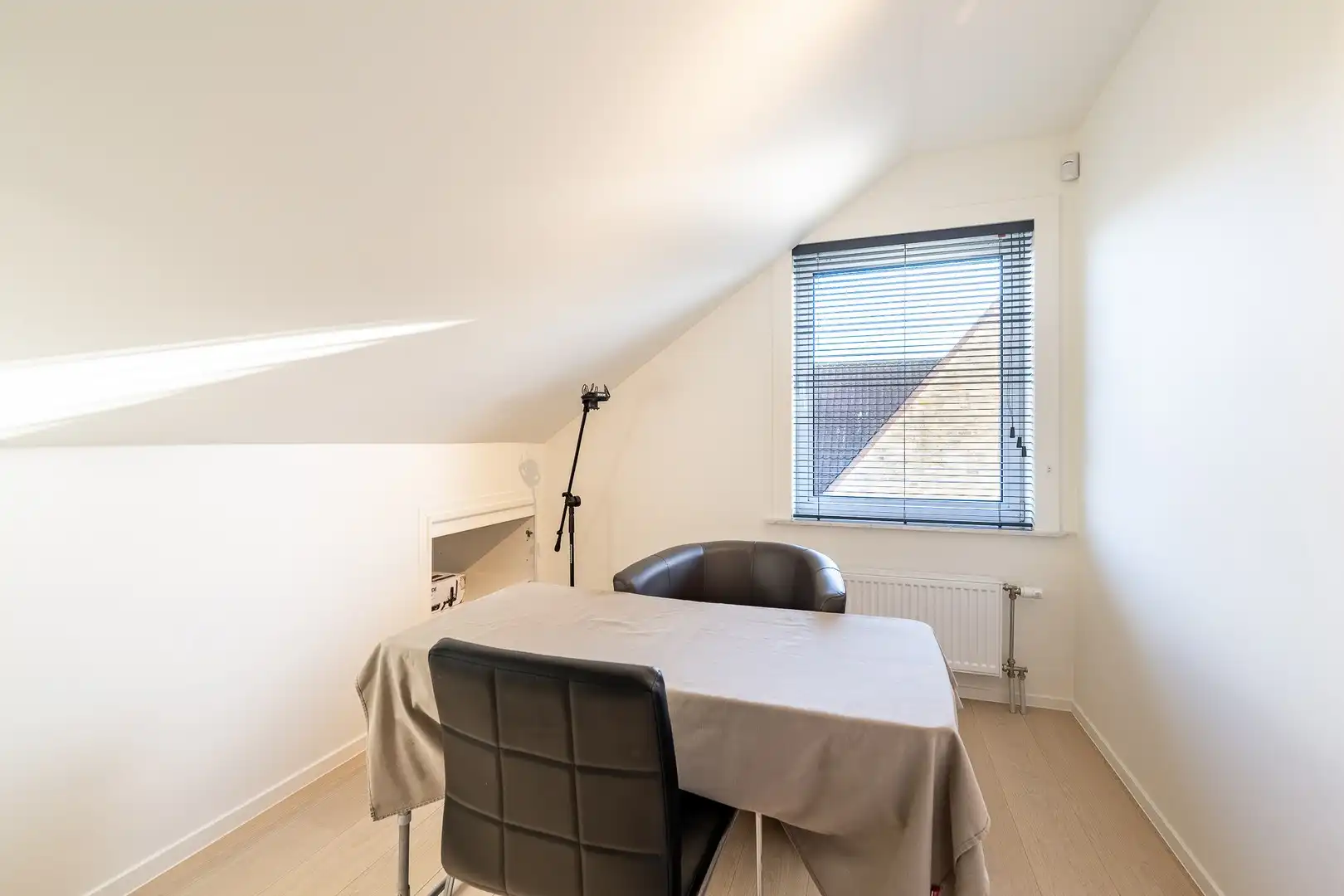 Alleenstaande villa met 4 slaapkamers in een residentiële omgeving. foto 37