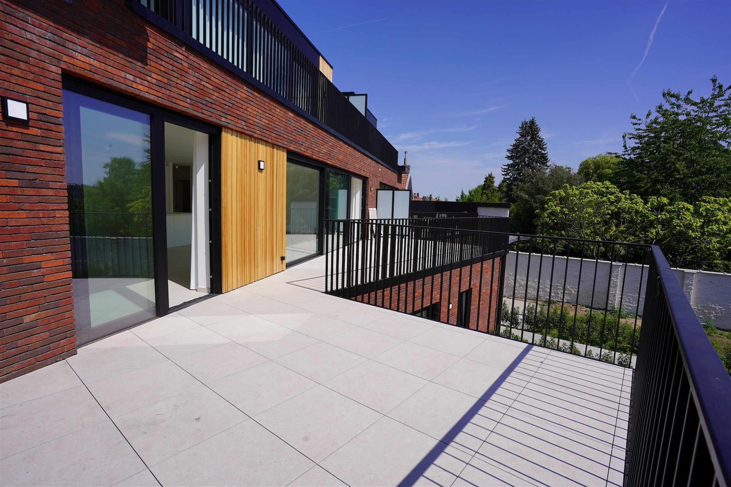 Nieuwbouwappartement ('25) met groot terras en eigen Carport foto 4