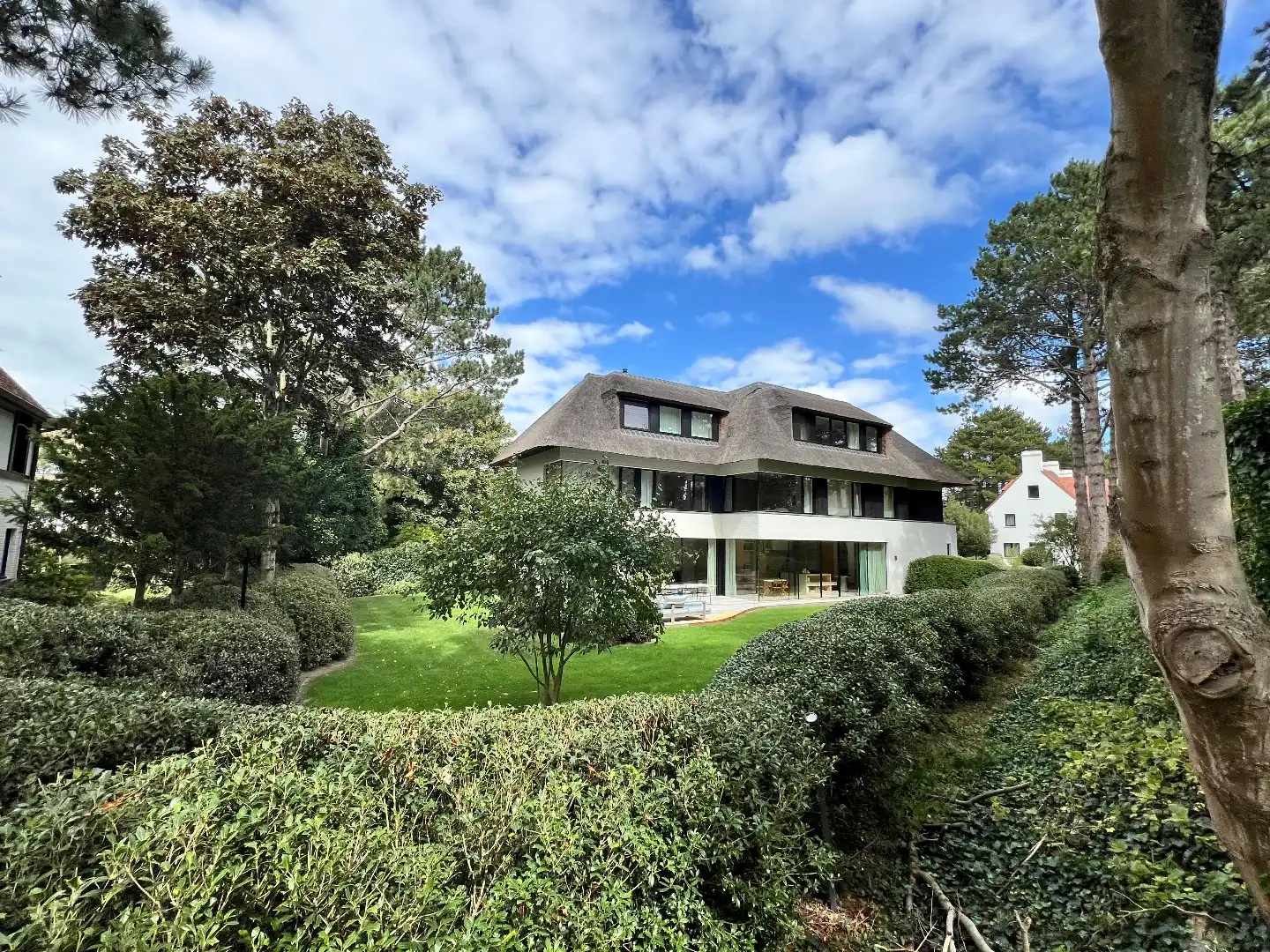 Luxueuze villa gelegen op een zeer rustige en begeerde ligging op enkele passen van het Albertplein foto {{pictureIndex}}