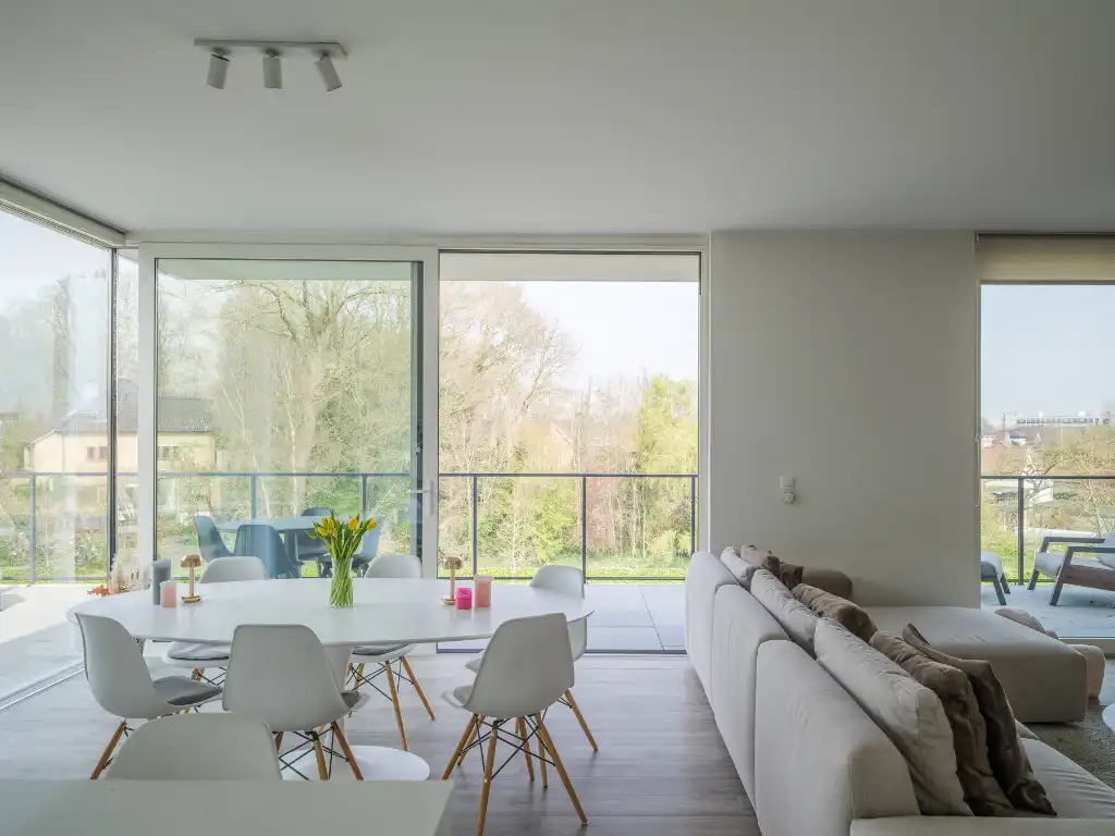 Lichtrijke penthouse met 3 slaapkamers, ruim zonneterras en twee overdekte staanplaatsen met groen uitzicht op fietsafstand van het centrum van Gent. foto 2