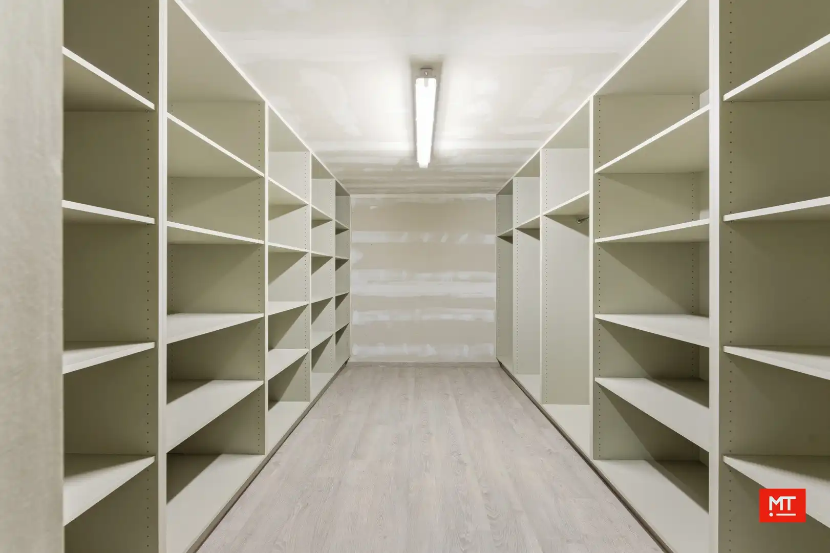 Bijzonder ruim gebouw met magazijn in de dorpskern van Zandvoorde (Zonnebeke) foto 11