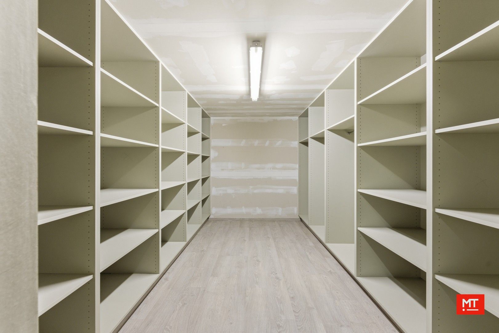 Bijzonder ruim gebouw met magazijn in de dorpskern van Zandvoorde (Zonnebeke) foto 11