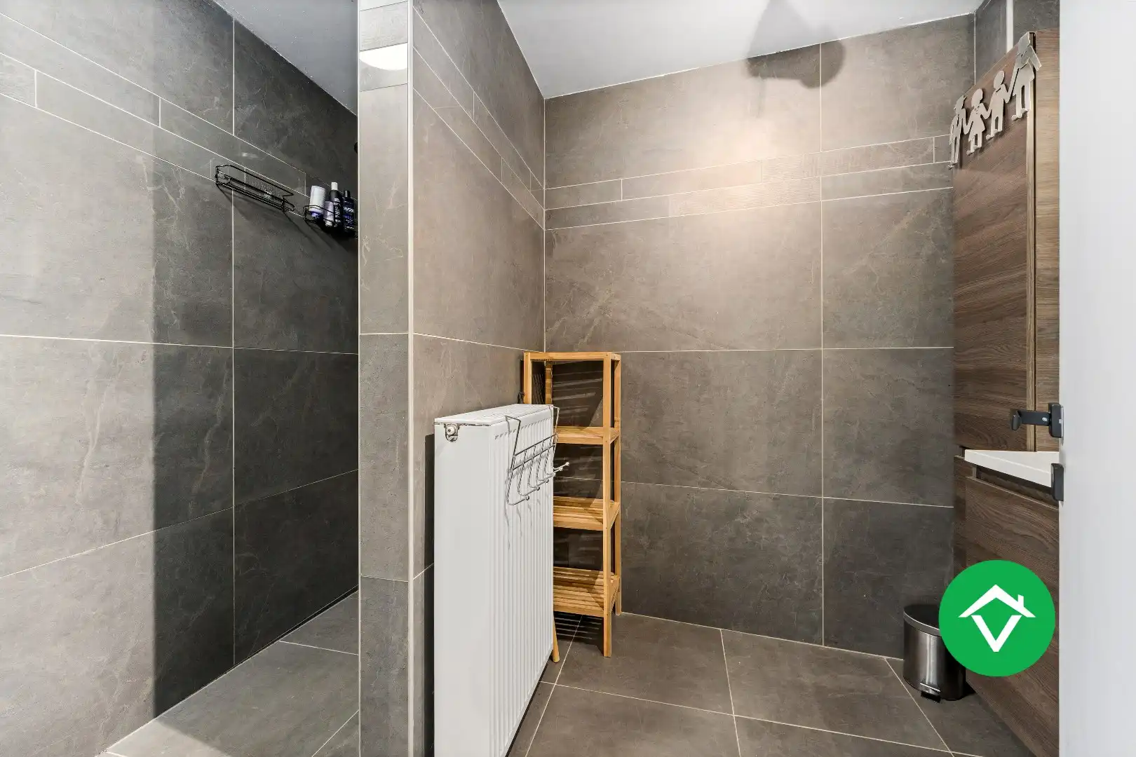 Instapklare nieuwbouwwoning met 5 slaapkamers en zonneterrassen op topligging in Eernegem foto 14