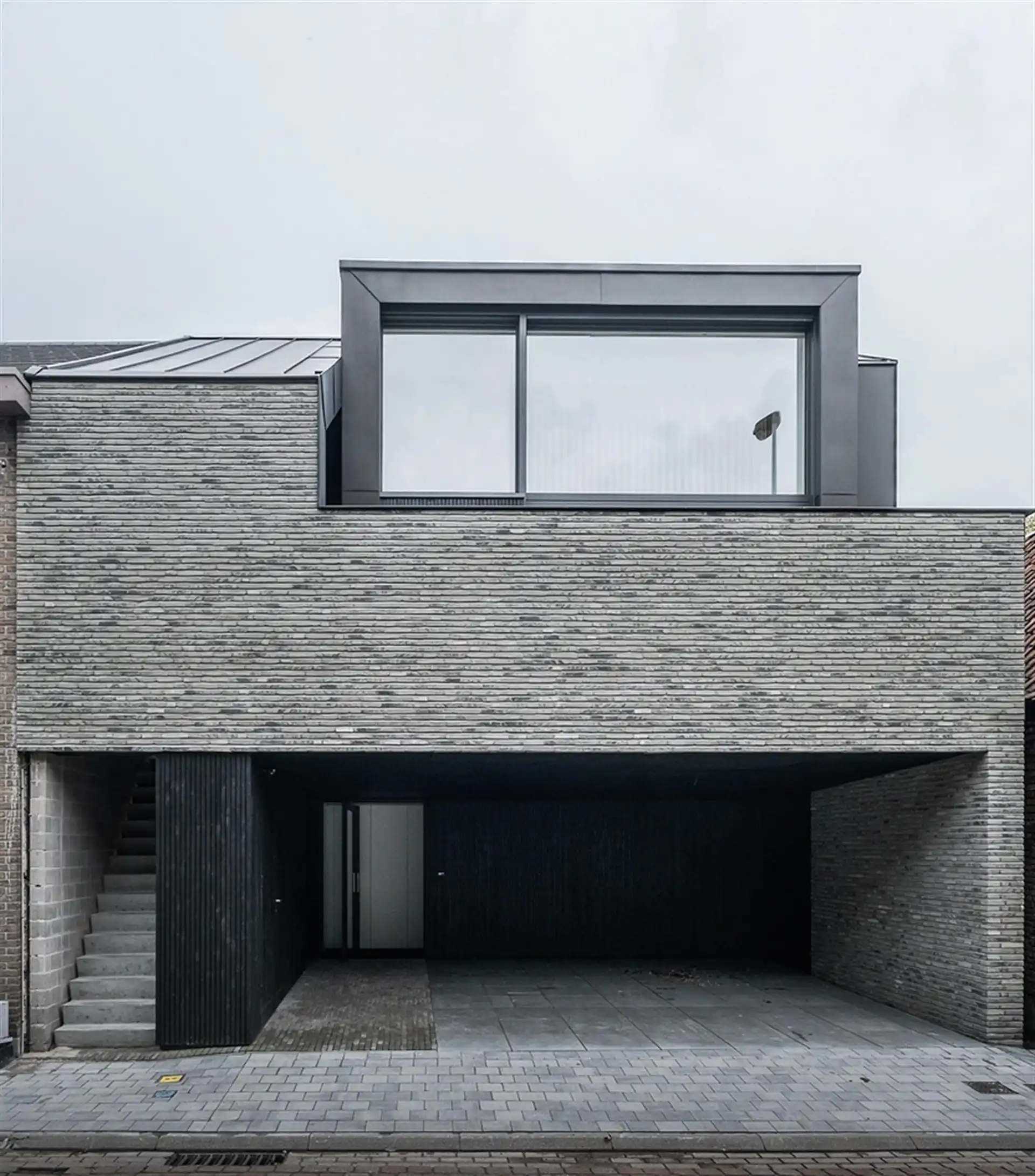 Exclusief strak nieuwbouwappartement met carport en groot terras. foto {{pictureIndex}}