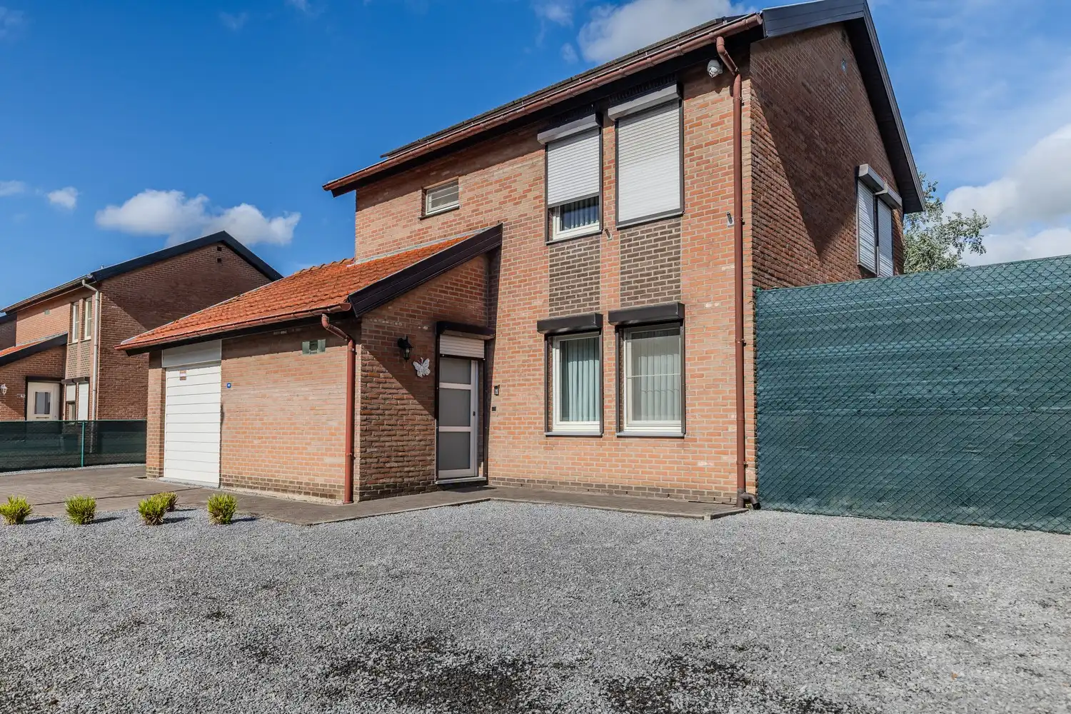 Charmante woning met drie slaapkamers, veranda en losstaande garage in Gellik (Lanaken) foto 3