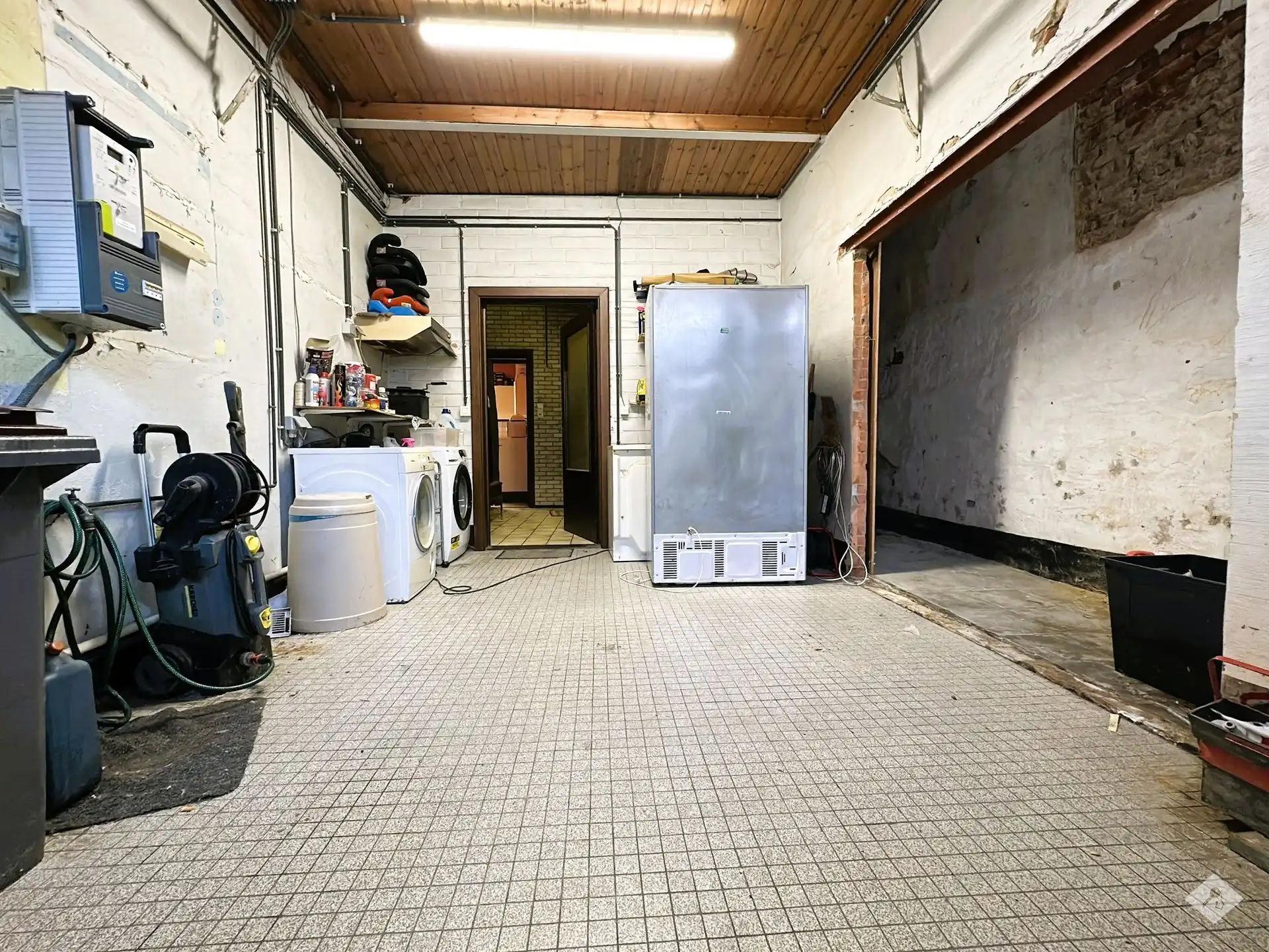 Ruime woning met drie slaapkamers, garage en grote tuin foto 8