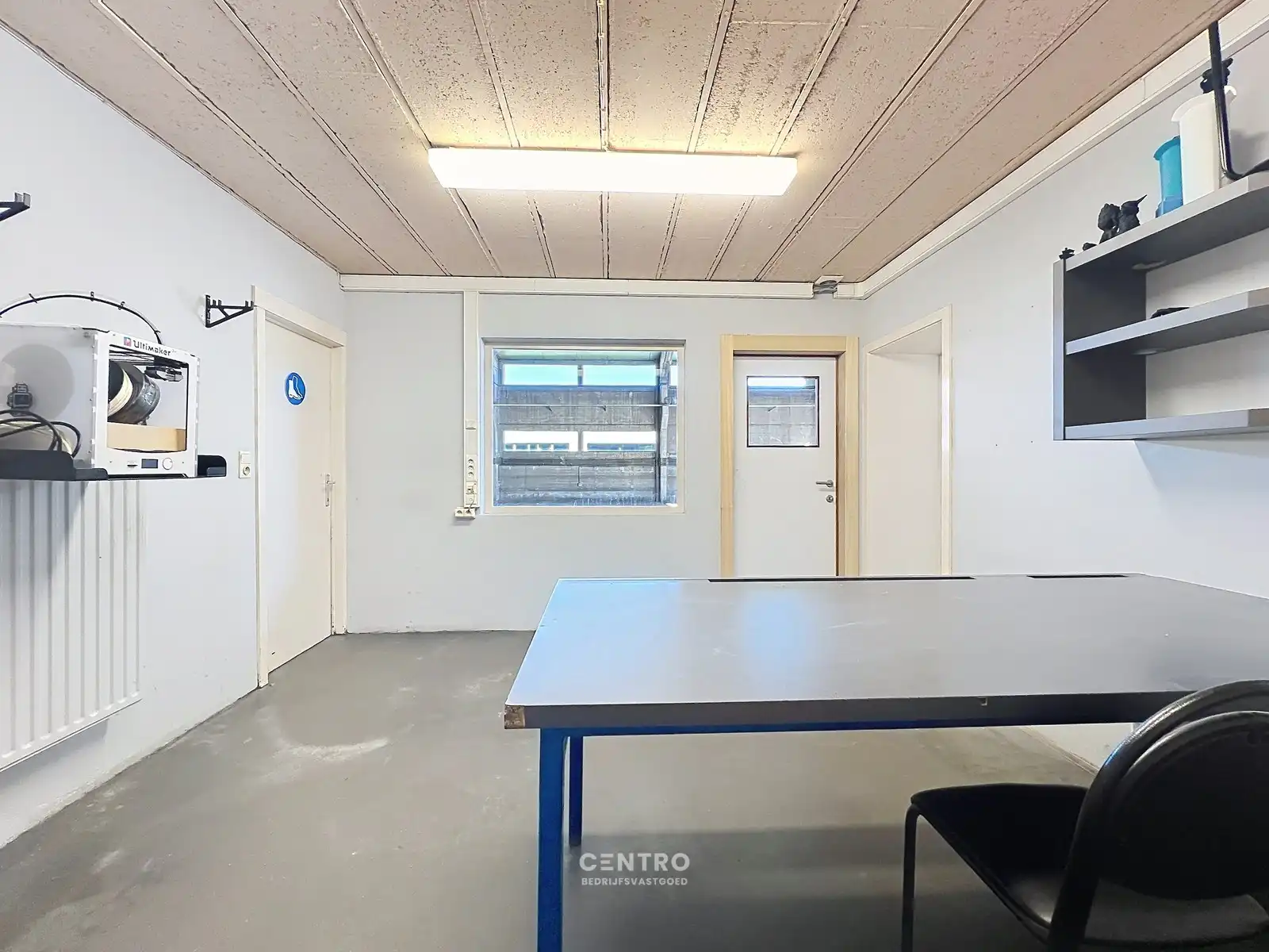 Magazijn met bureel (± 840m²) op INDUSTRIEZONE met gelijkvloerse LICHTRIJKE woonst  (o.a. 3 slpks, 2 garages,...)  op een prachtig HOEKperceel van 2.061 m² te Diksmuide! foto 16