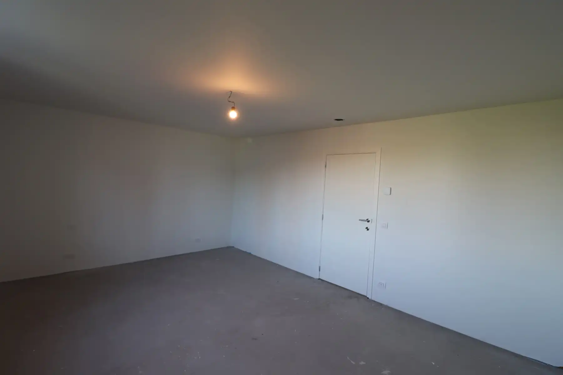 Ruime nieuwbouwwoning (163m² BO) met 3 slaapkamers, terras met tuin en brede carport. foto 8