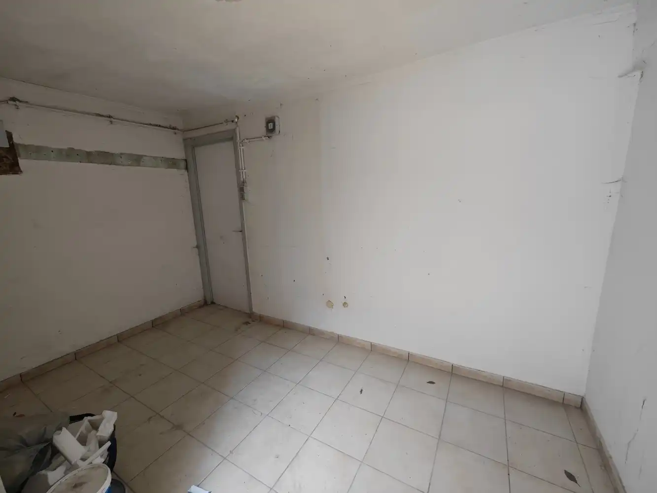 Gerenoveerde kantoorruimte met opslag foto 16