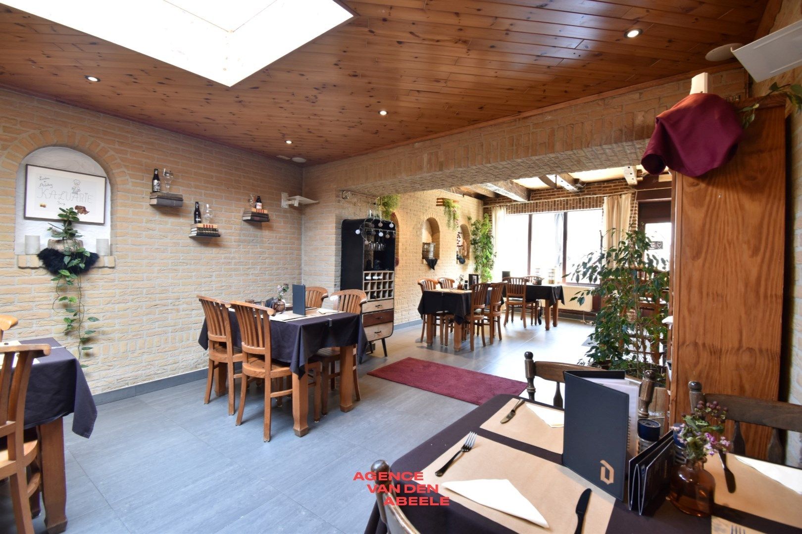 Handelspand bestaande uit eethuis met café en privé woonst foto 20