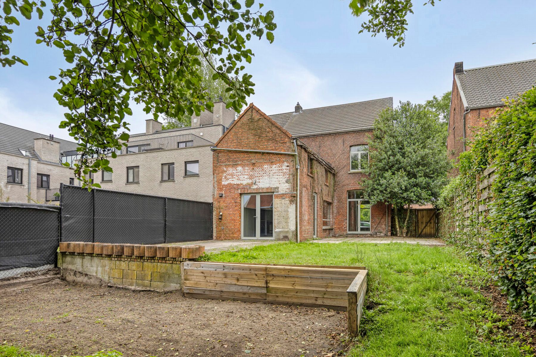 Ruim renovatieproject (226m²) met tuin aan kanaal foto 34