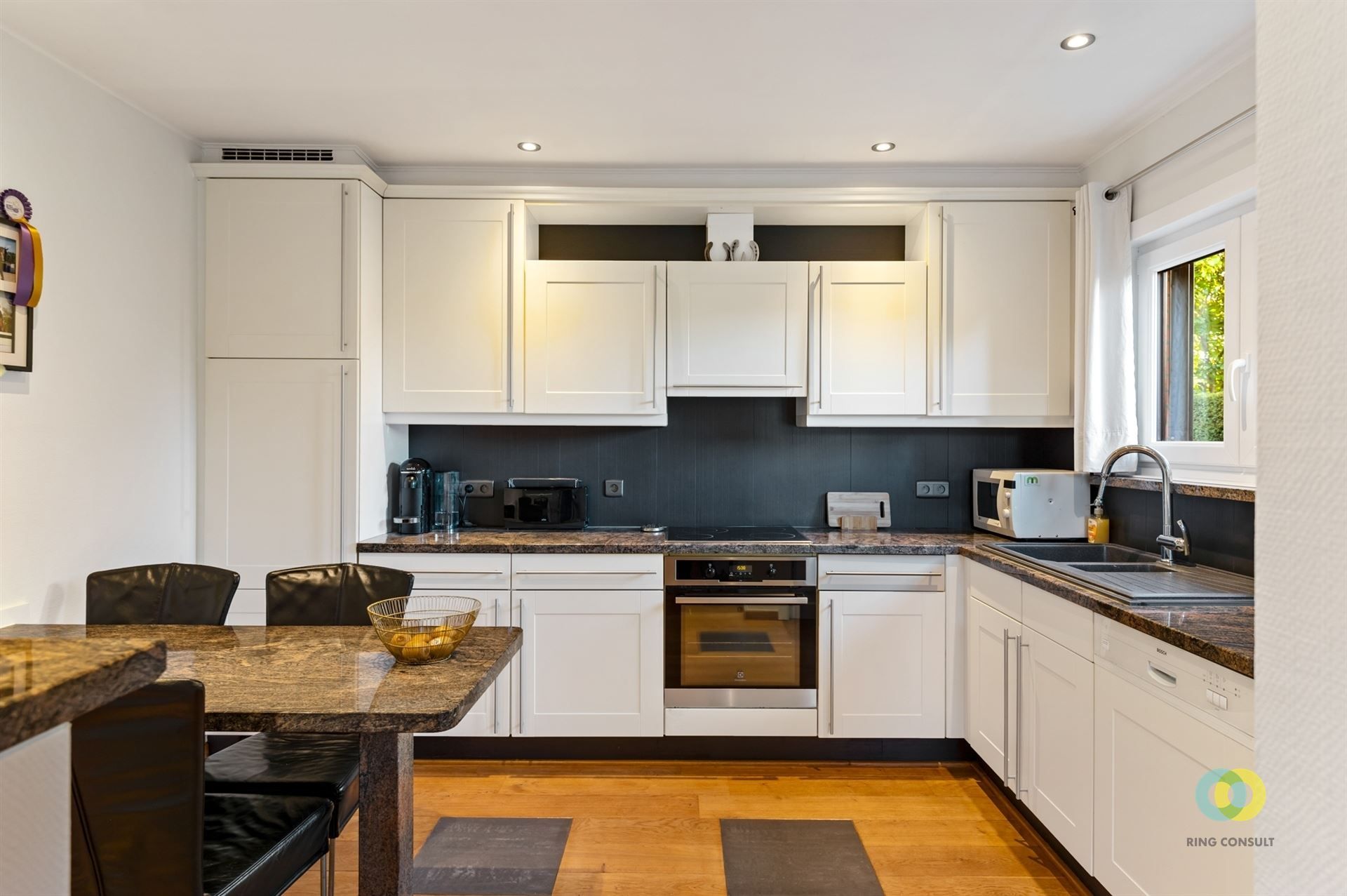 Residentieel gelegen bungalow met garage foto 7