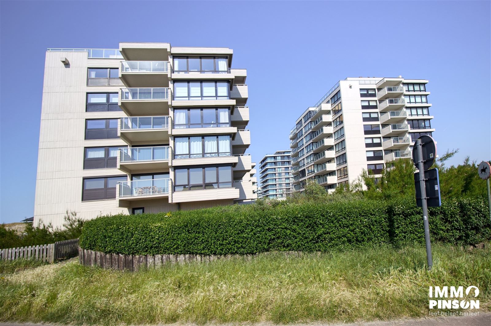 Te renoveren ruim appartement met 2 slaapkamers foto 4