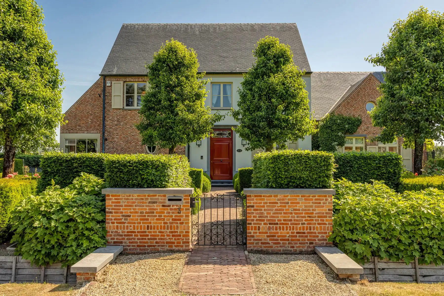 Ruime villawoning met 4 slaapkamers en noordoost georiënteerde tuin op een perceel van ca 6.155m² op een rustige locatie in Hoogstraten (Meerle). foto 2