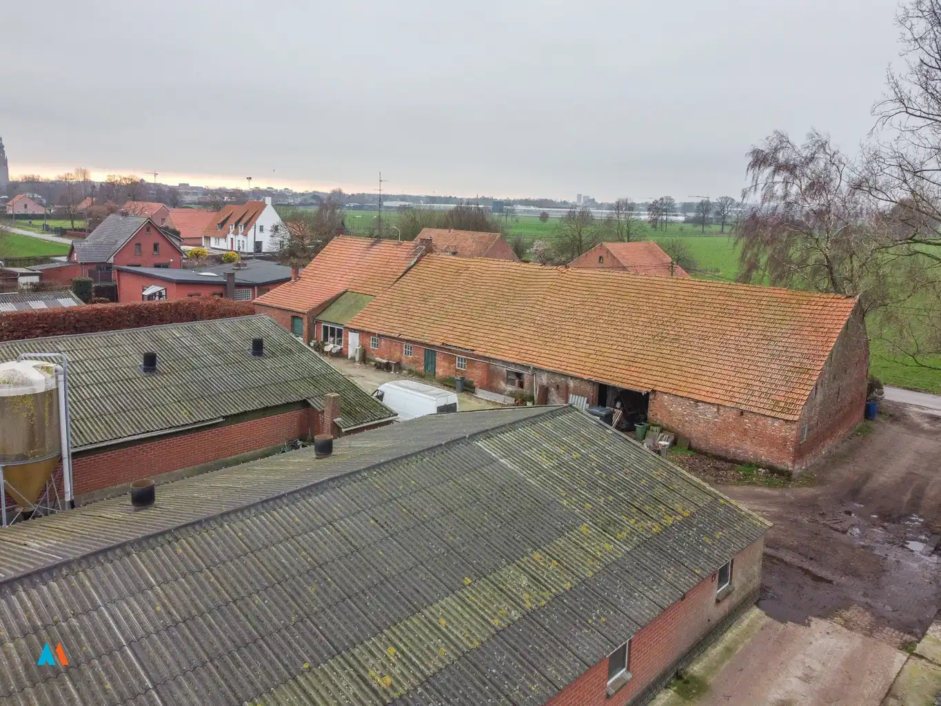 Actief mestvarkensbedrijf met langgevelhoeve foto 8