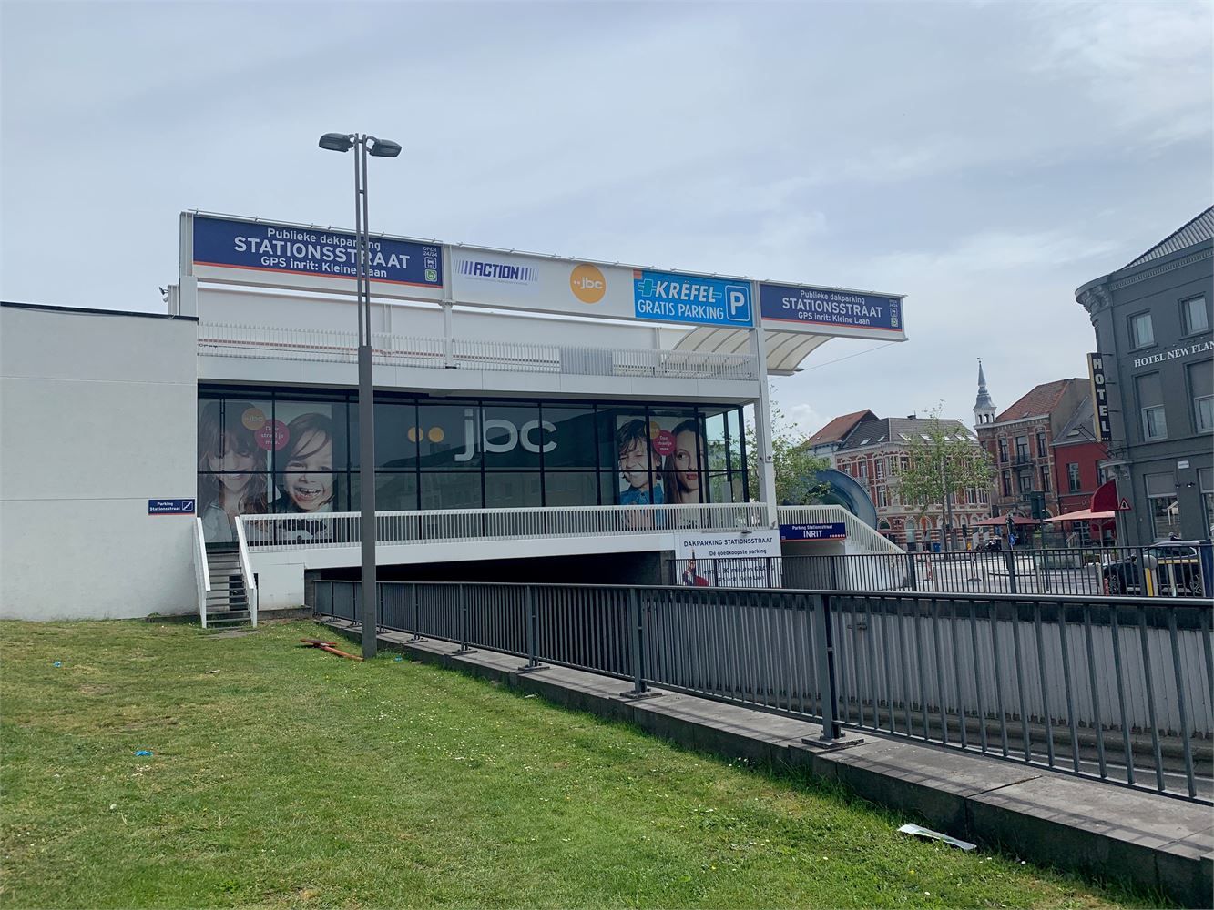 MODERN COMMERCIEEL GEBOUW NABIJ ACTION & KRËFEL foto 7