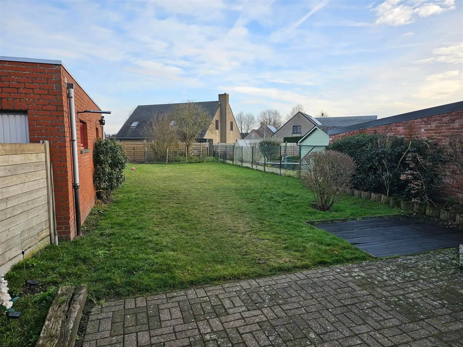 Rustig gelegen open bebouwing met 2 slaapkamers en bureau op een perceel van 920 m². foto 10