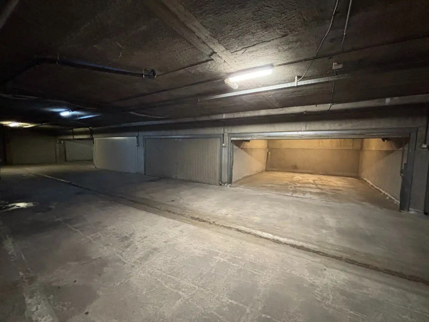 Dubbele garage TE HUUR foto 4