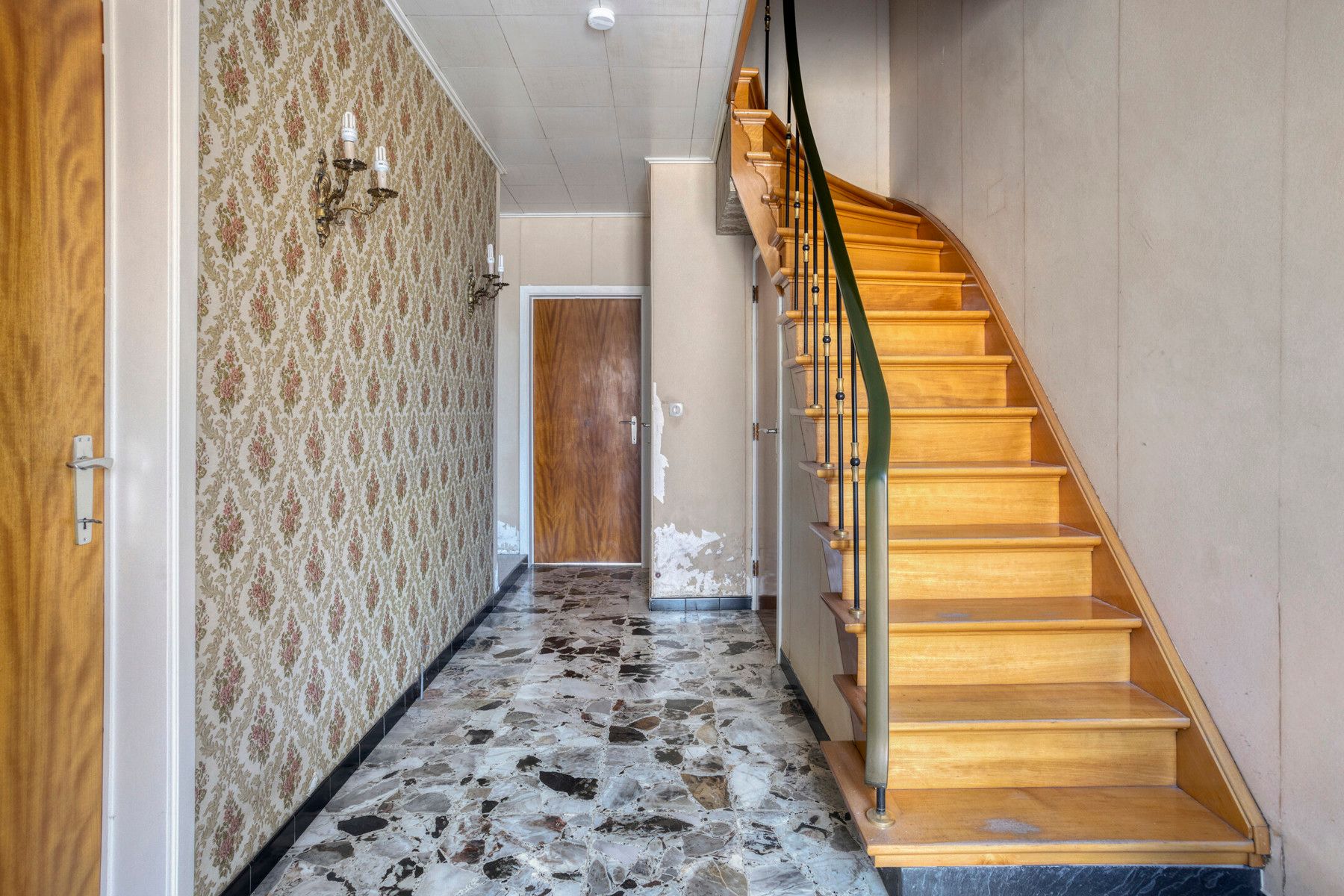 Te renoveren open bebouwing met zuidgerichte tuin foto 3