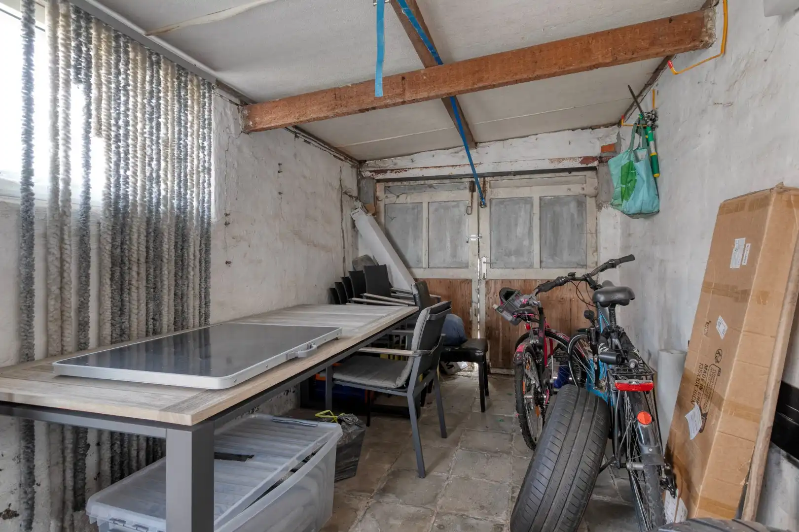 Te renoveren gezinswoning met garage foto 15