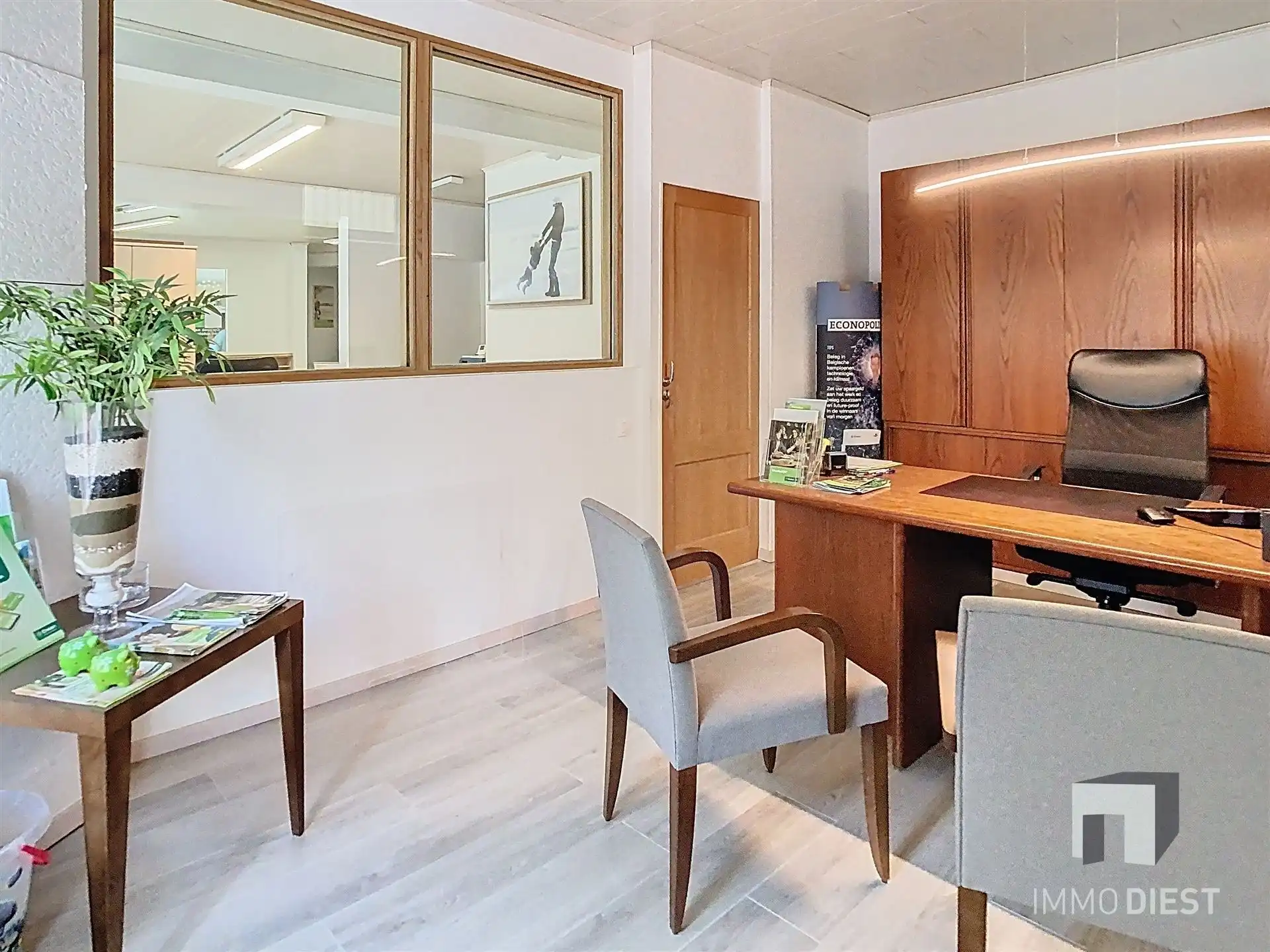 Gelijkvloers kantoorpand op strategische ligging  foto 24