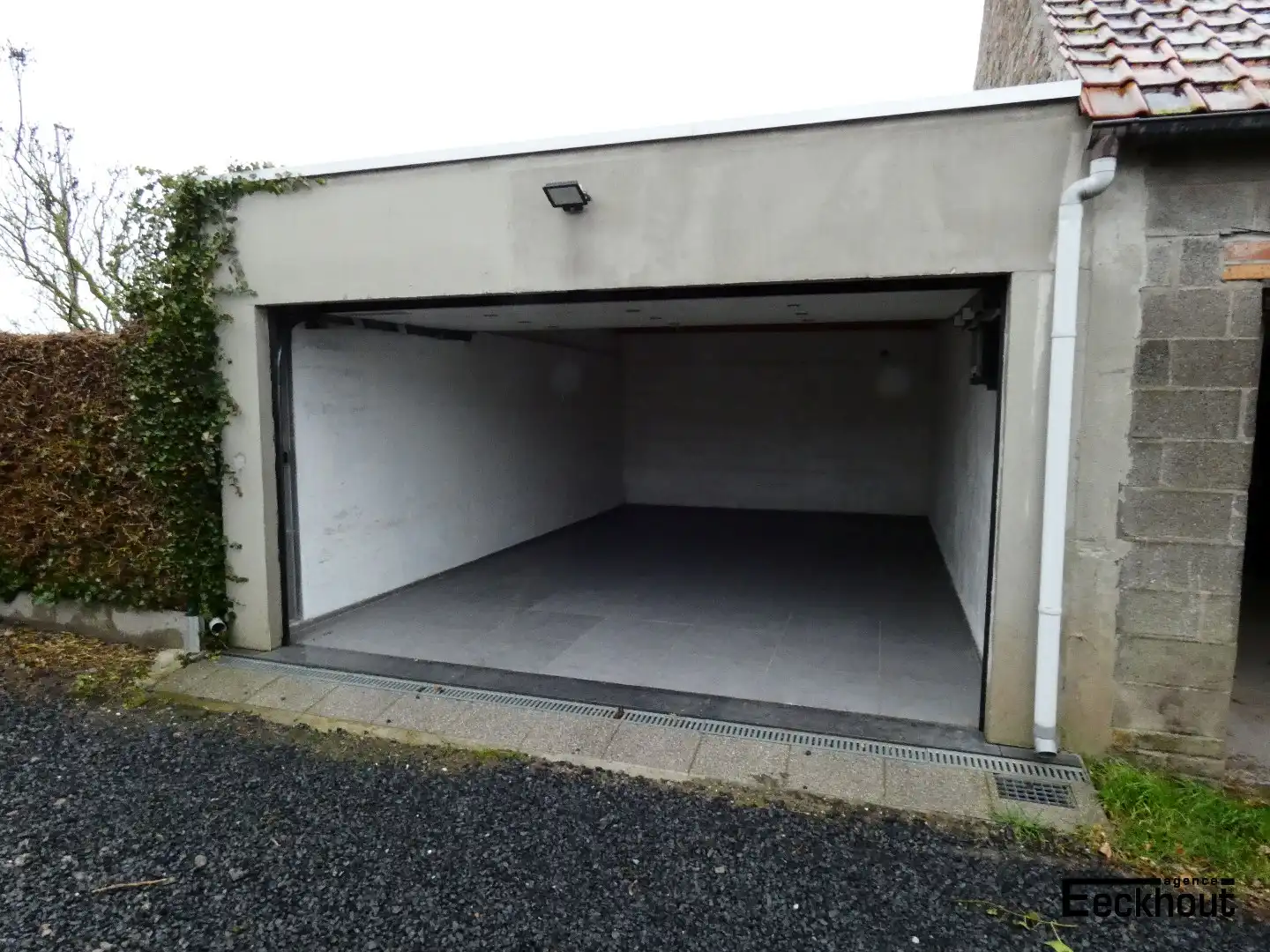 Ruime garagebox met sectionale poort foto 2