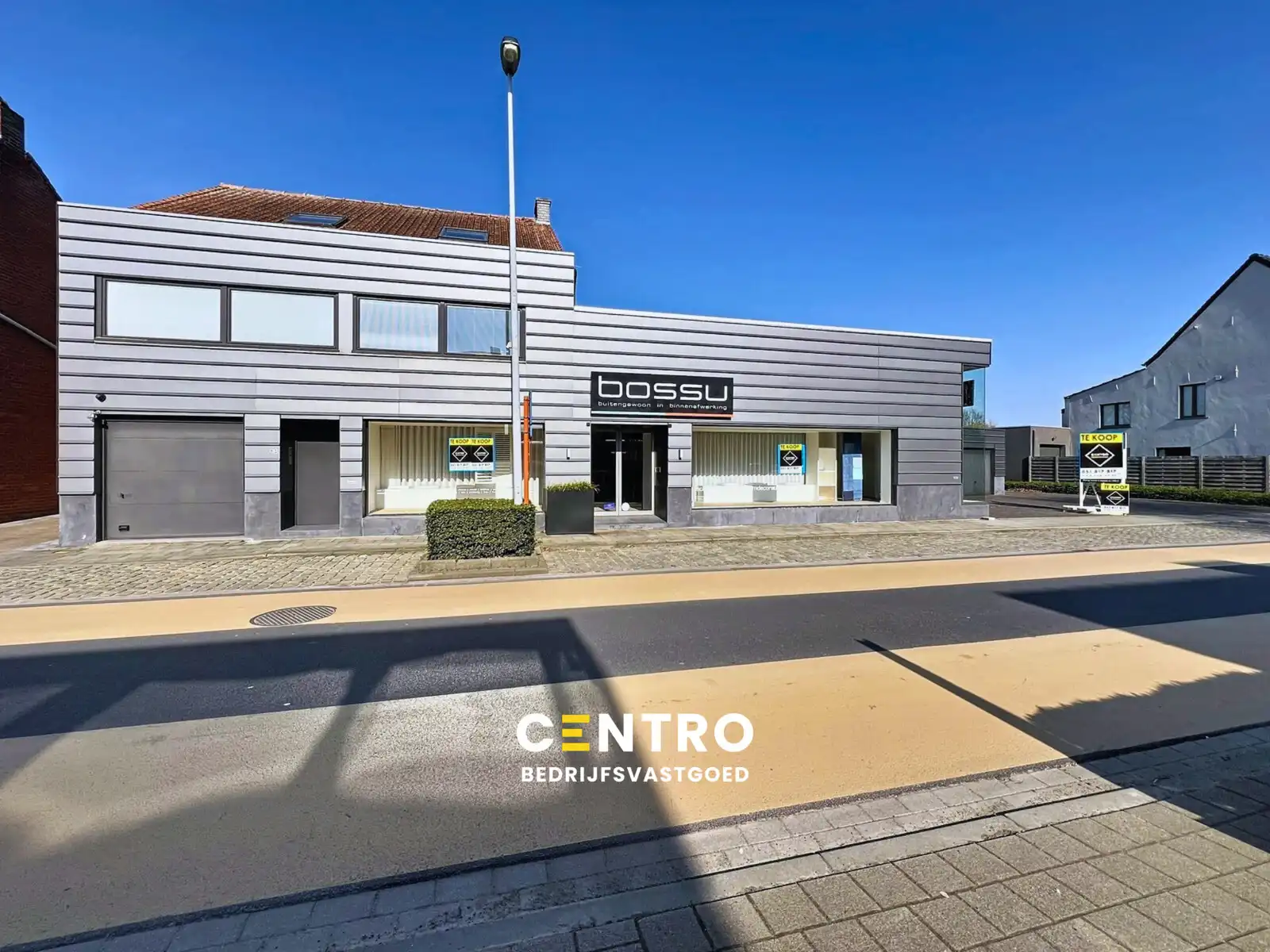 Luxueuze woning (4 slpks) + ruime showroom (of winkel, praktijkruimte, diensten, vrij beroep,...) met kantoor te Hooglede! foto {{pictureIndex}}