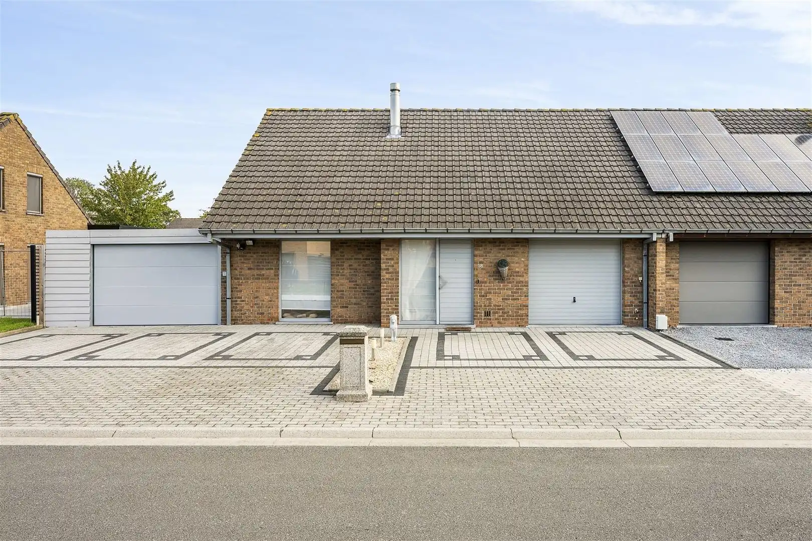 Halfopen bebouwing met 3 slpk's foto {{pictureIndex}}