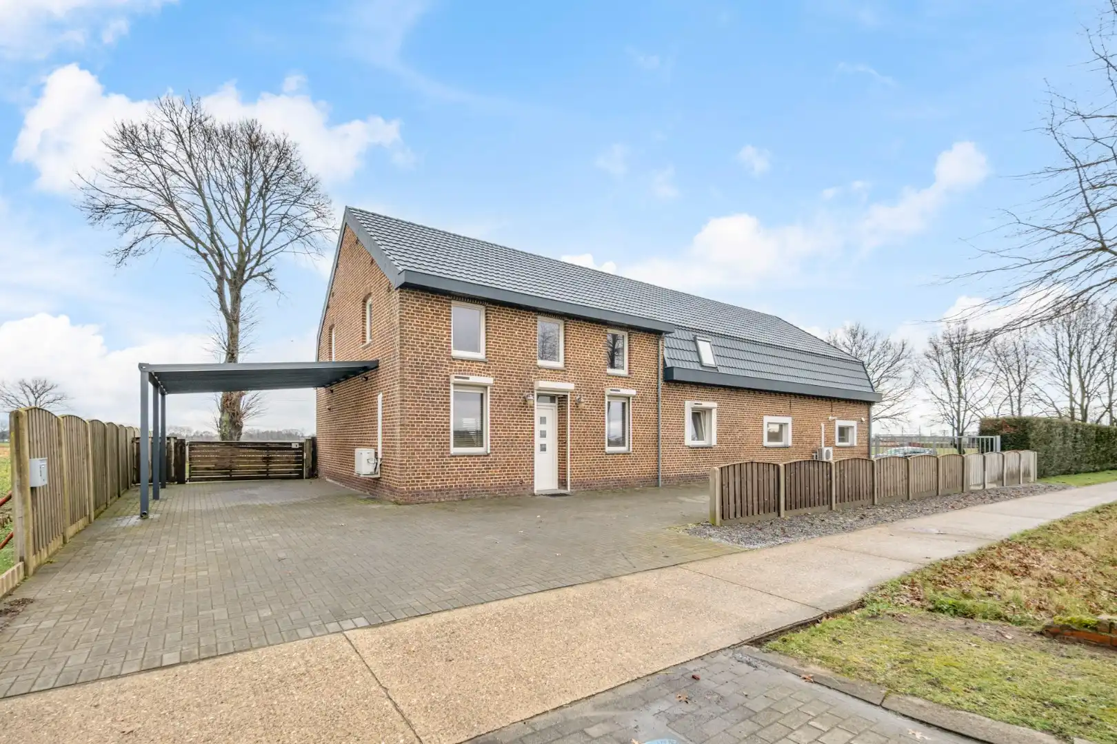 Vrijstaande, zeer verzorgde woning met aangrenzende, uitgeruste stalling/loods op een perceel van 72a14ca foto {{pictureIndex}}