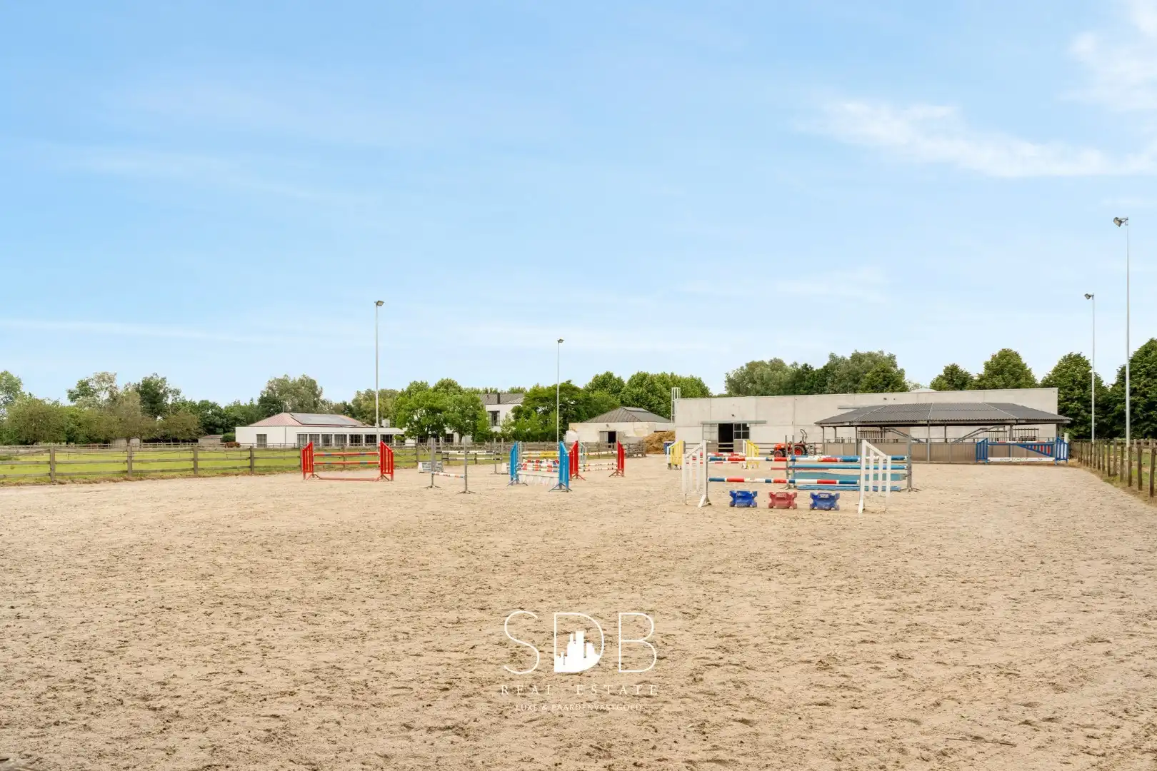 Prachtige villa met hippische accommodatie en graslanden op +/- 9 ha foto 45