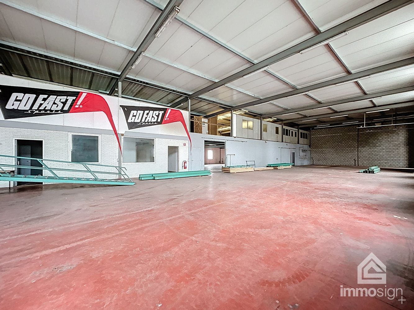 Bedrijfshal, kantoren en twee woonunits. Werken en wonen combineren op één strategische locatie! foto 8