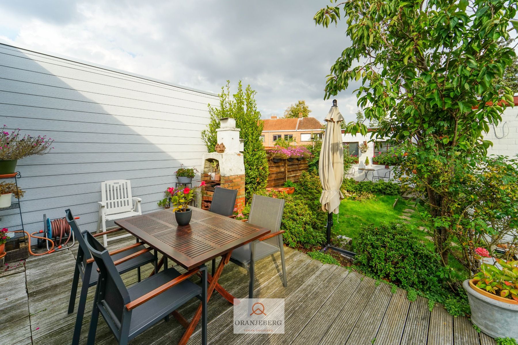 Hoofdfoto van de publicatie: COMPROMIS IN OPMAAK! Charmante halfopen woning met oprit, tuin én garage te koop nabij UZ