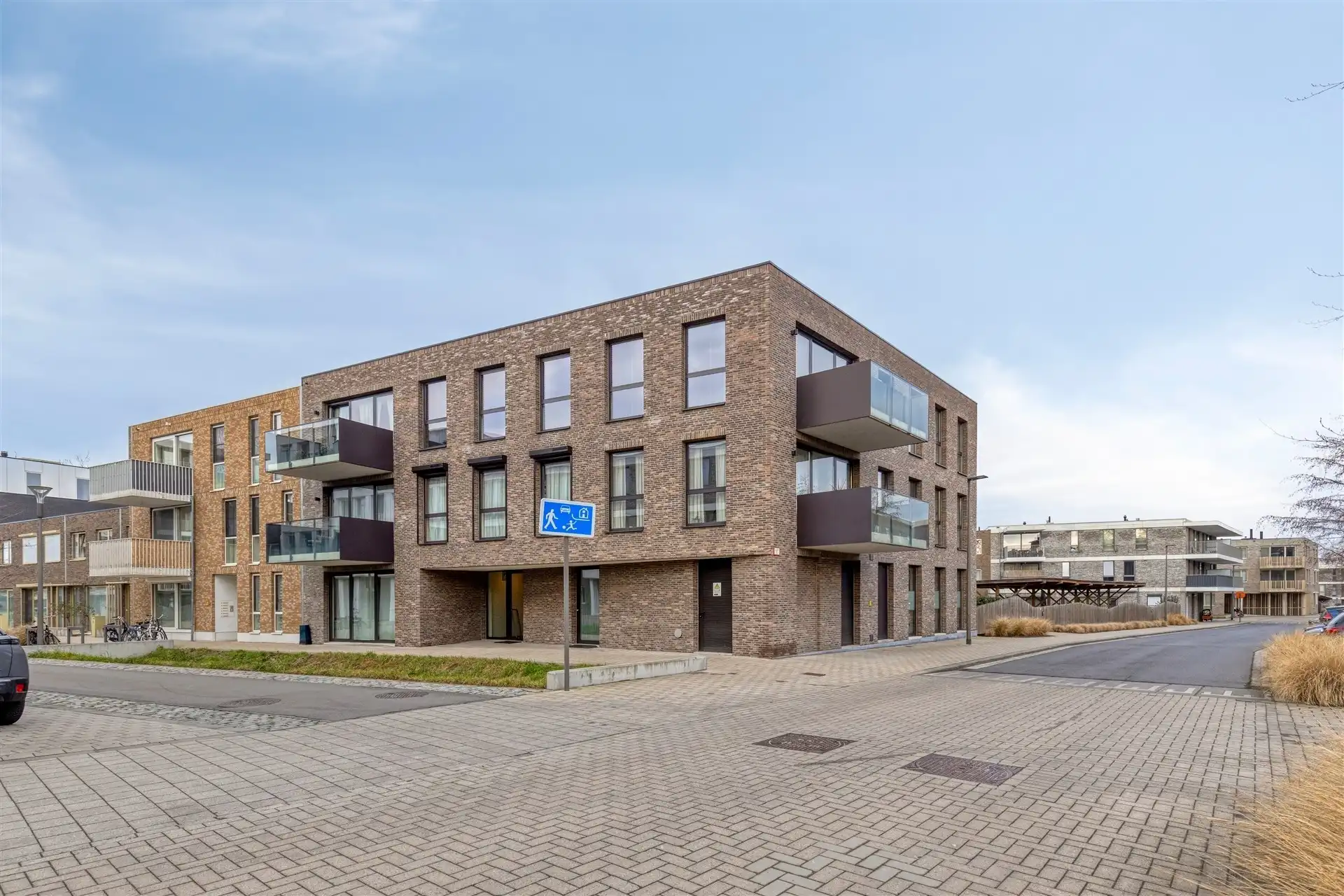Instapklaar, energiezuinig 2 slaapkamer appartement (83m²) met terras, gem. tuin en autostaanplaats. foto 2