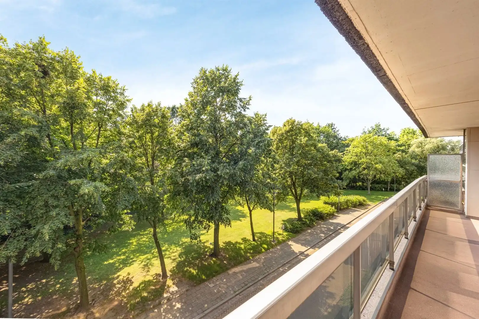 Lichtrijk appartement met terras en groen zicht foto 14