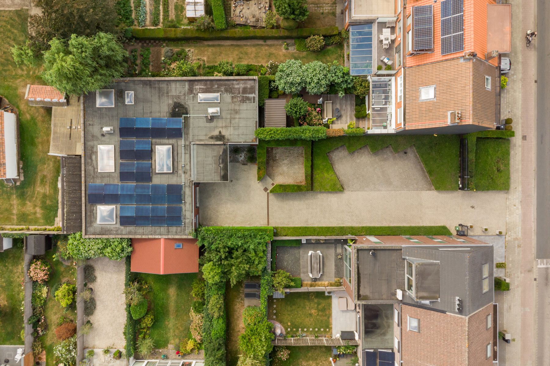 Knap afgewerkte woning met apart bedrijfsgebouw en parking foto 4