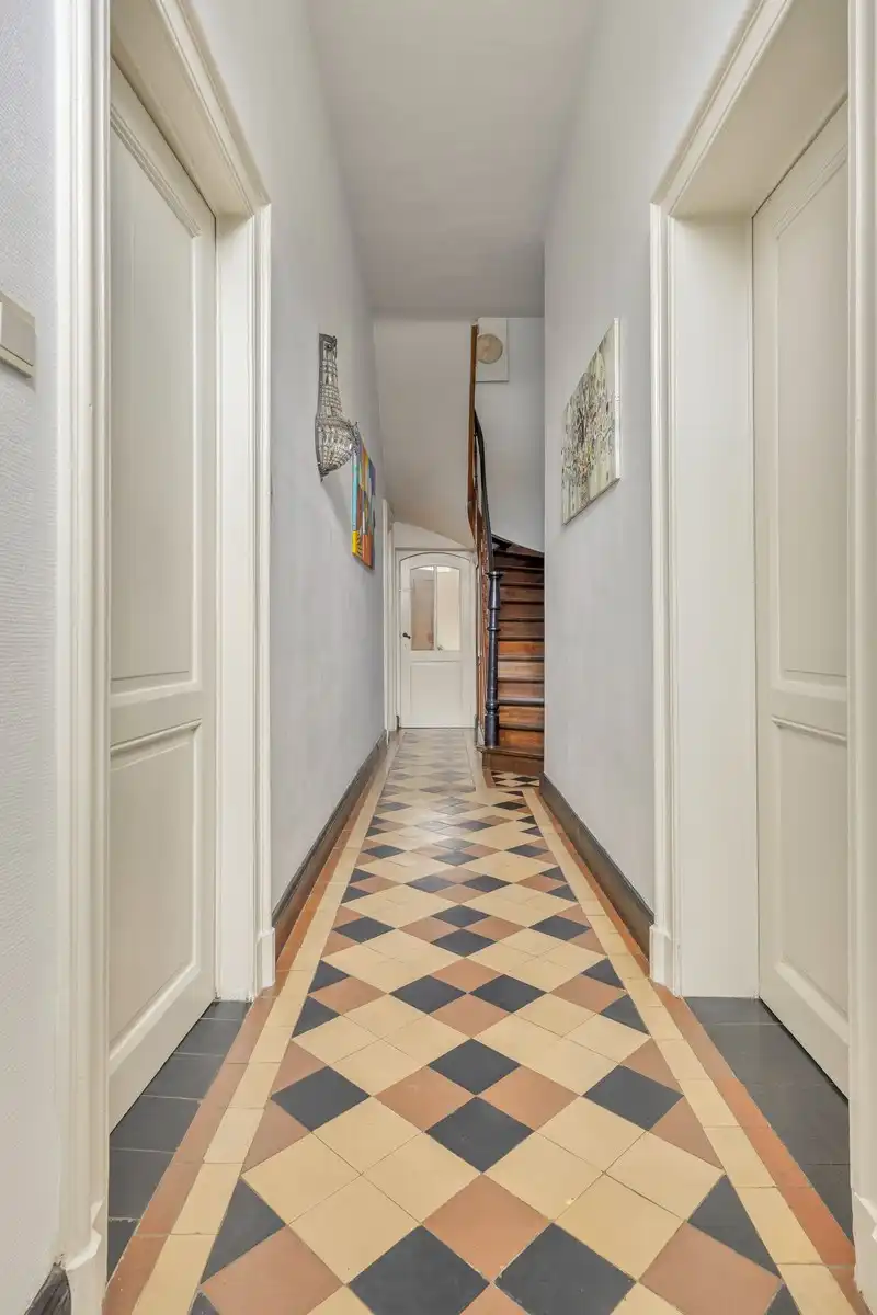 Karaktervol hoekpand met woning en appartement in Riemst foto 3