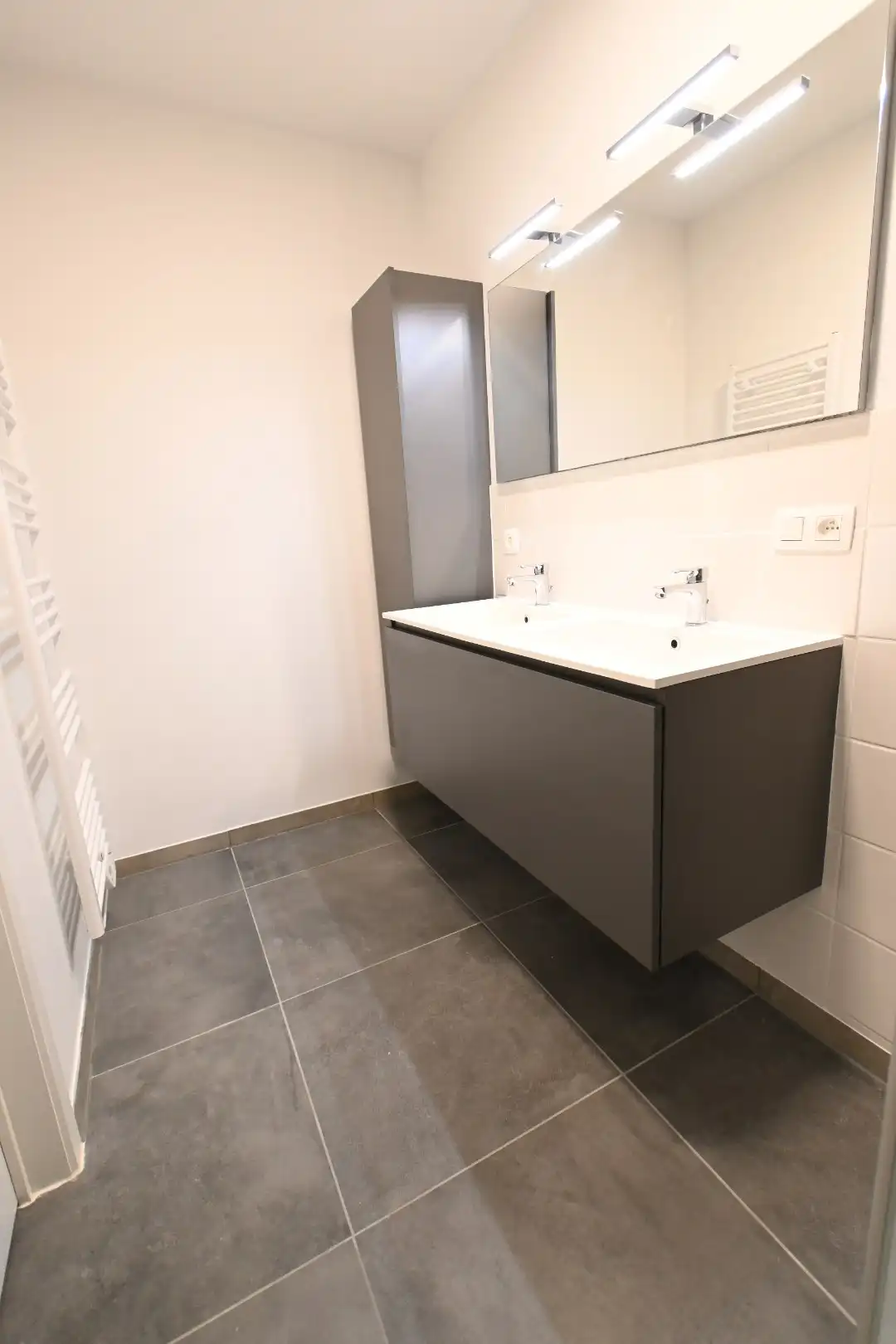 Knap recent appartement met 2 slaapkamers en mooi uitzicht + autostandplaats foto 8