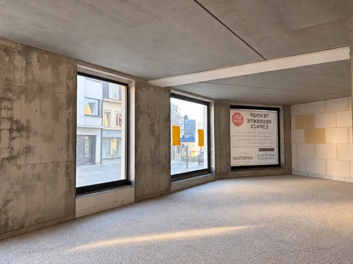 Ruim handelspand met super visibiliteit in het centrum van Zwevegem - laatste handelspand te koop! foto 4