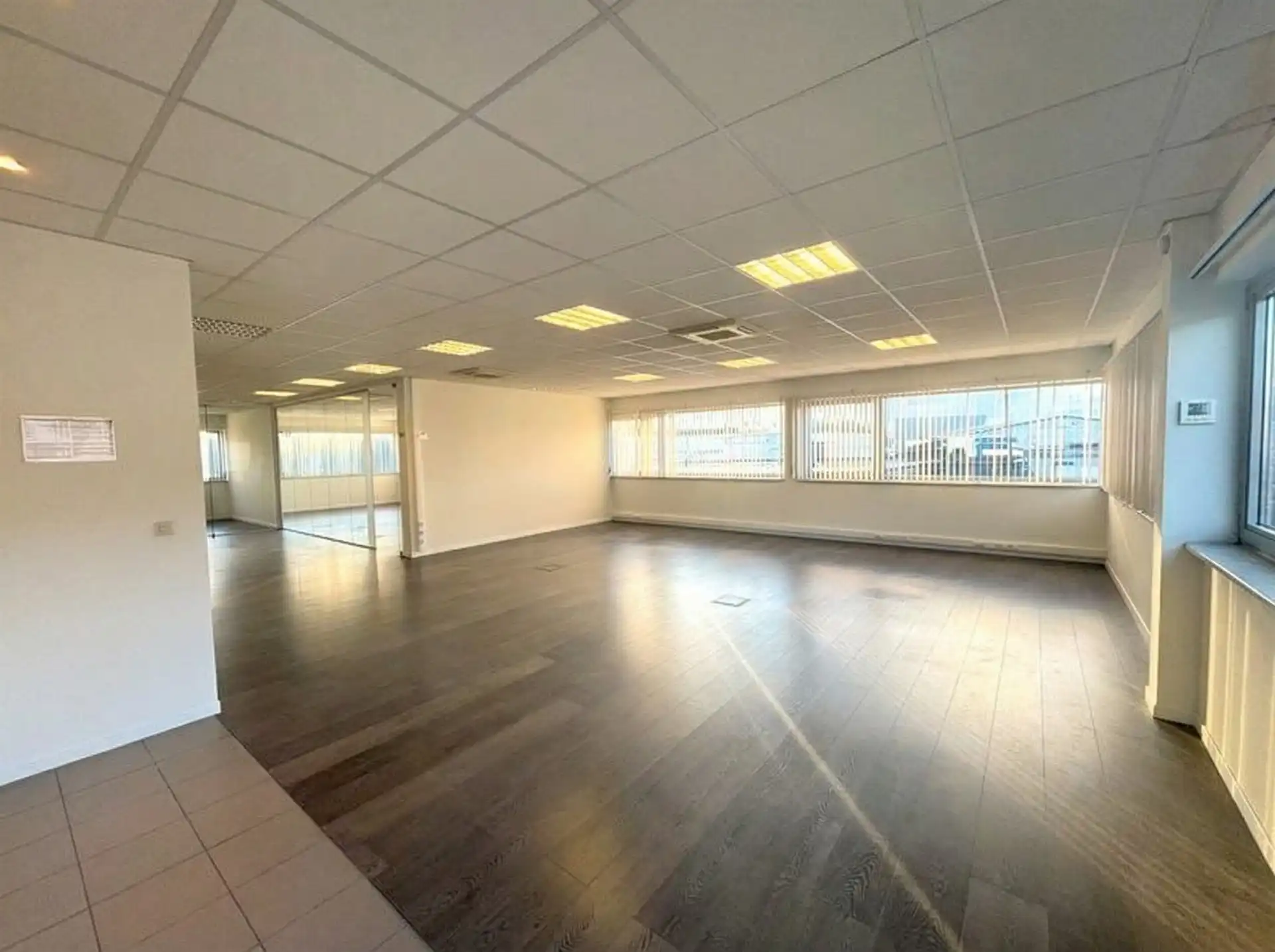 Ruime kantoor/bureauruimte te Merchtem  foto {{pictureIndex}}