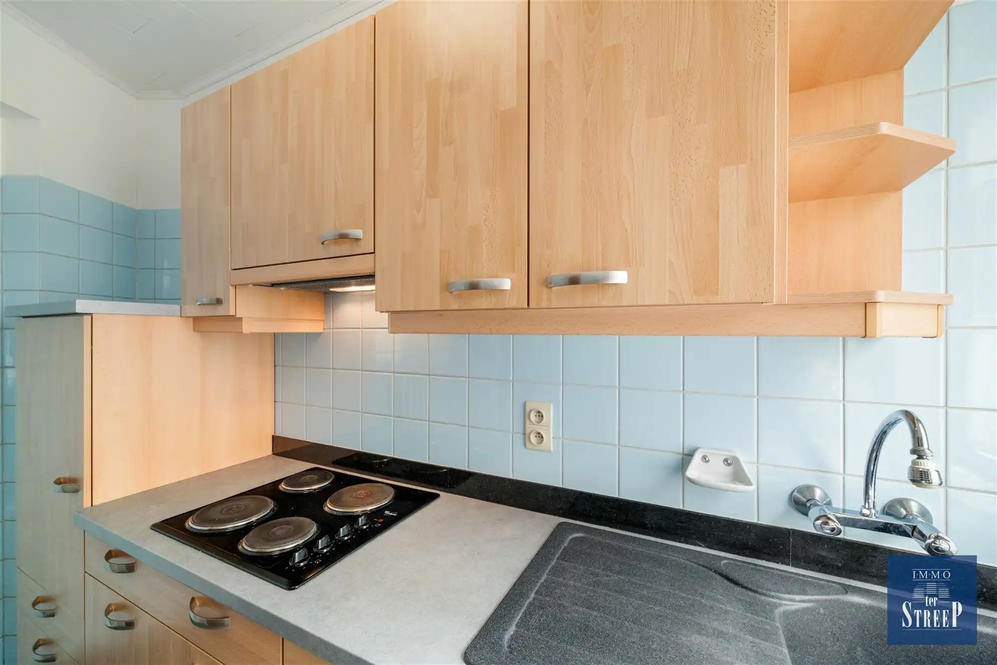 Lichtrijke studio met zijdelings zeezicht foto 8
