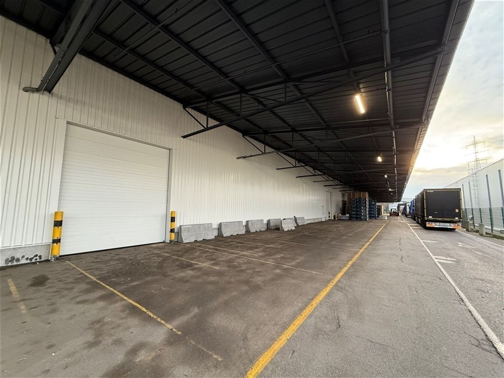 Goed gelezen magazijnen te Genk foto 7