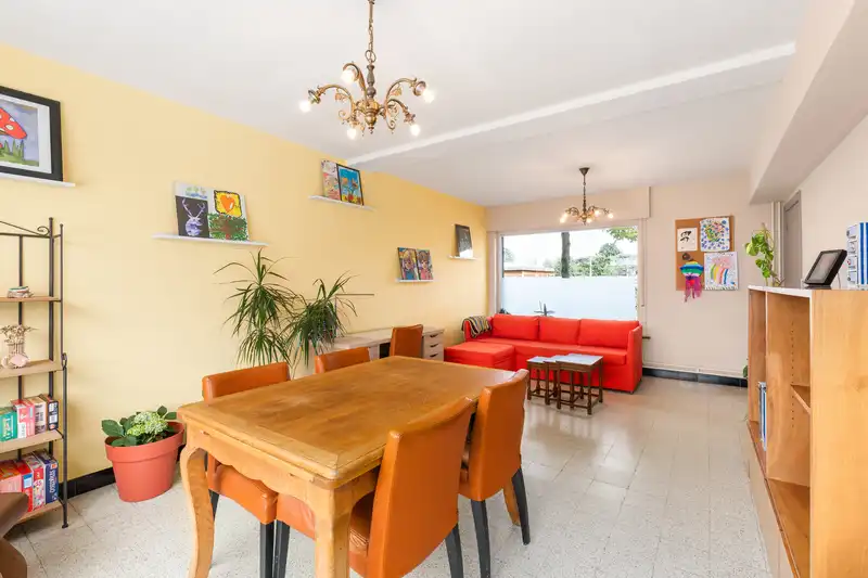 Roeselare, Robuuste hoekwoning is toffe wijk &nbsp;met 4 slpks, zonnige tuin en overdekt terras op 267 m² foto 3