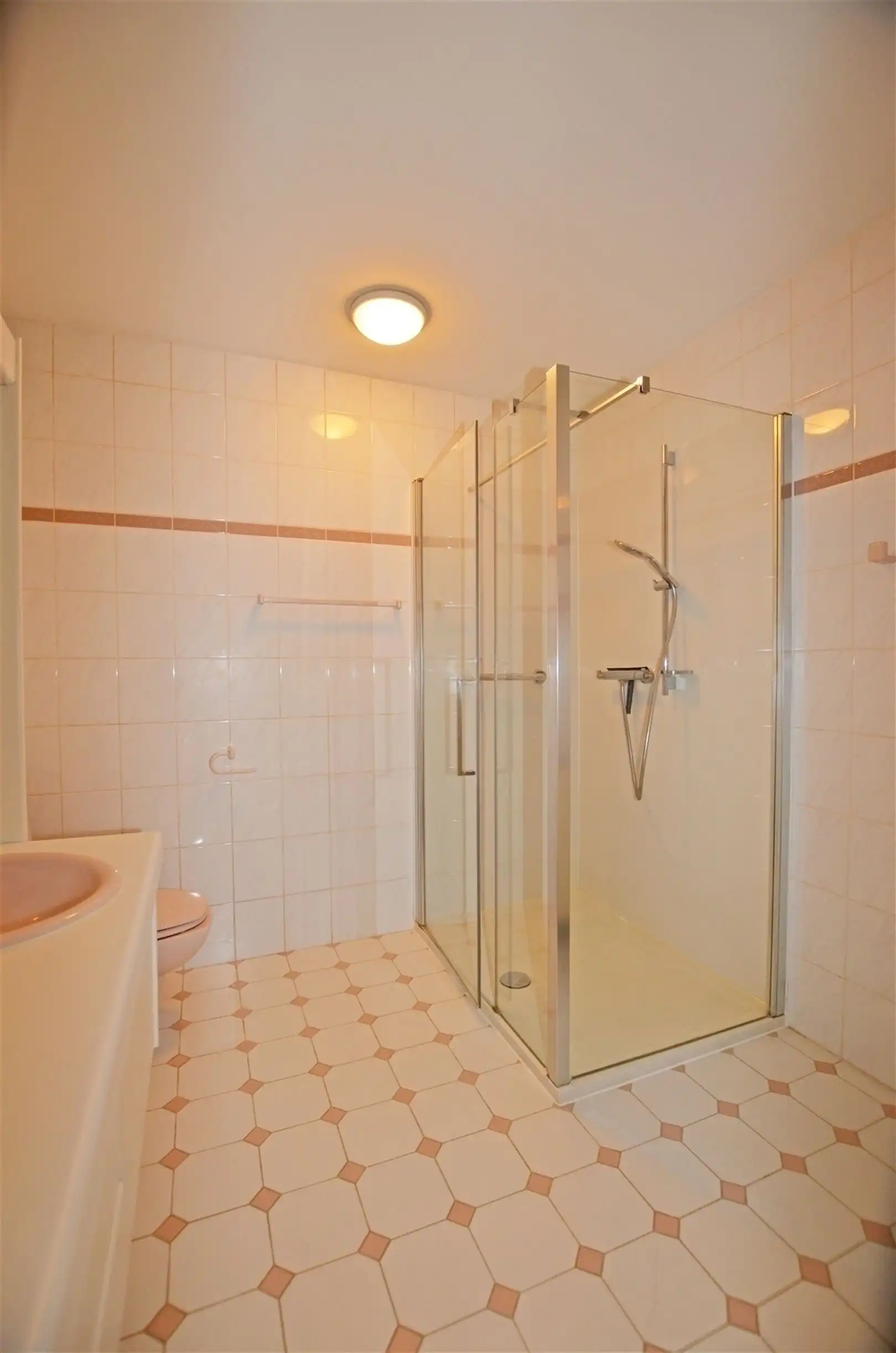 Ruim op te frissen appartement op wandelafstand van de stad foto 25