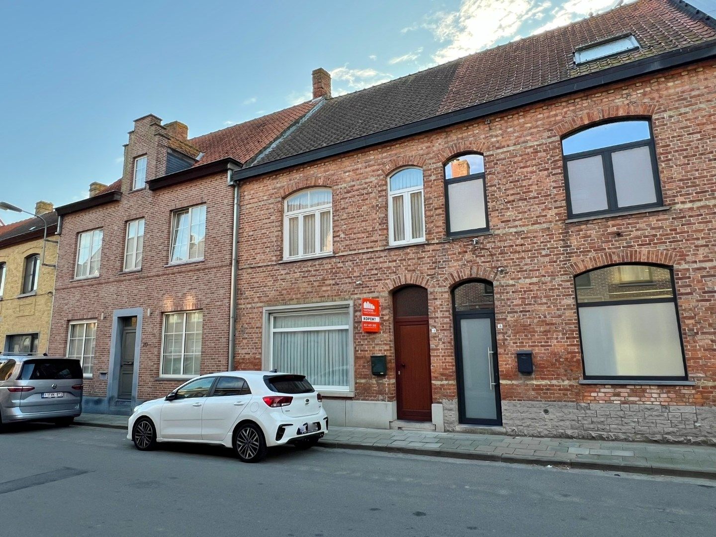 Rijwoning met zonnige tuin in de dorpskern. foto 1