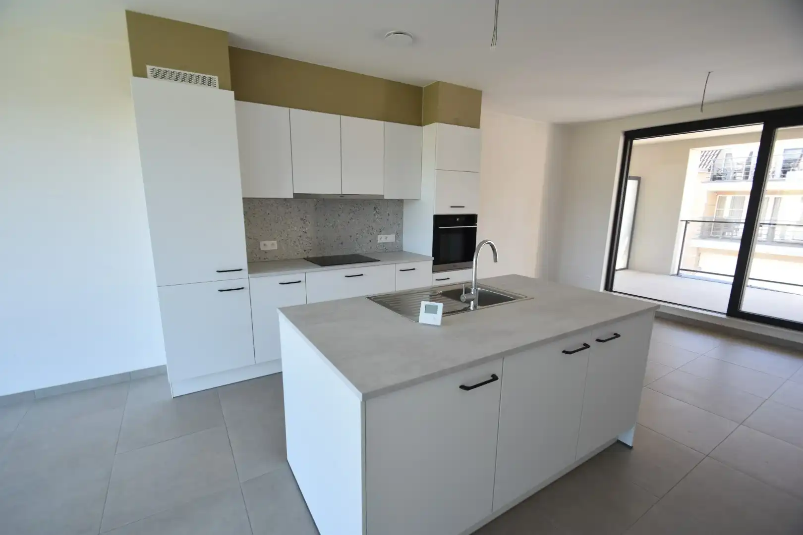 Modern ingericht appartement aan rand van centrum foto 3