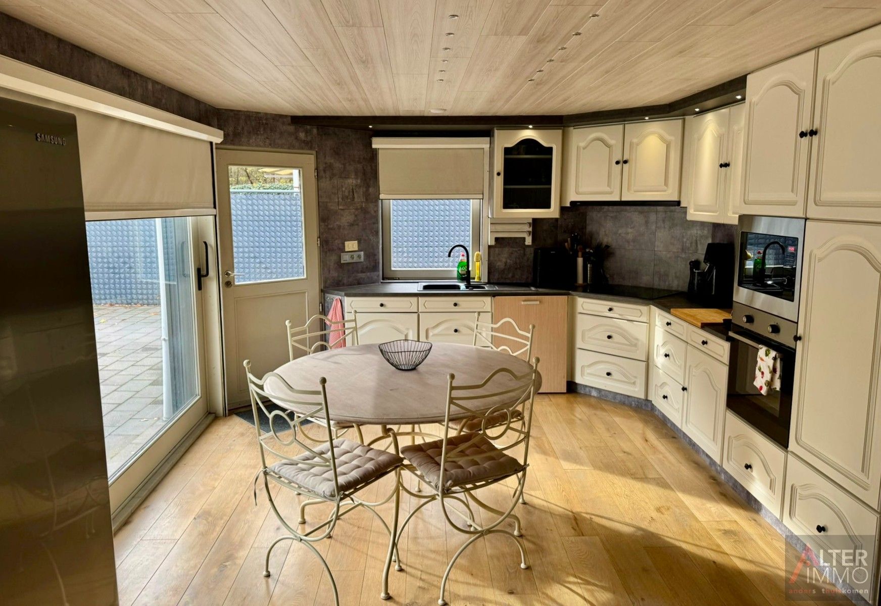 Halfvrijstaande woning, 3 slaapkamers op perceel van 8a 46ca met ruime loods en 3 garages! foto 7