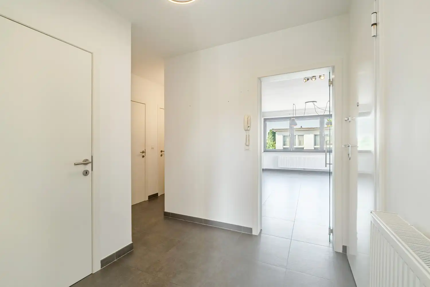 Volledig gerenoveerd 2-slaapkamerappartement met garage in Sint-Pieters-Leeuw foto 10
