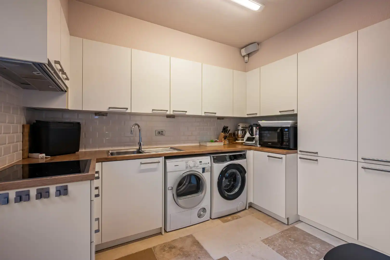 Recente halfopen woning met 3 slaapkamers, garage en tuin op topligging in Ieper foto 10