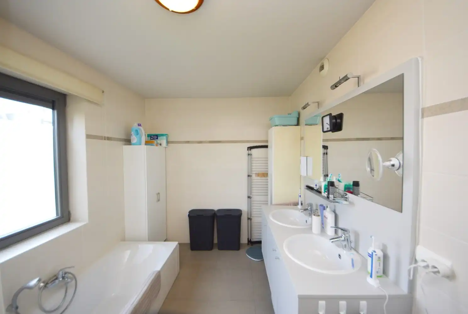 Lichtrijk en modern appartement met riant zonneterras, 2 ondergrondse staanplaatsen én kelder in hartje Ninove! foto 15