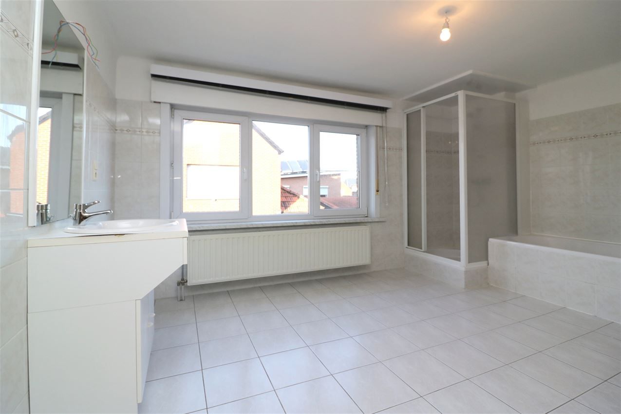 Woning met 2 slpk, terras, autostaanplaats onder de carport foto 40